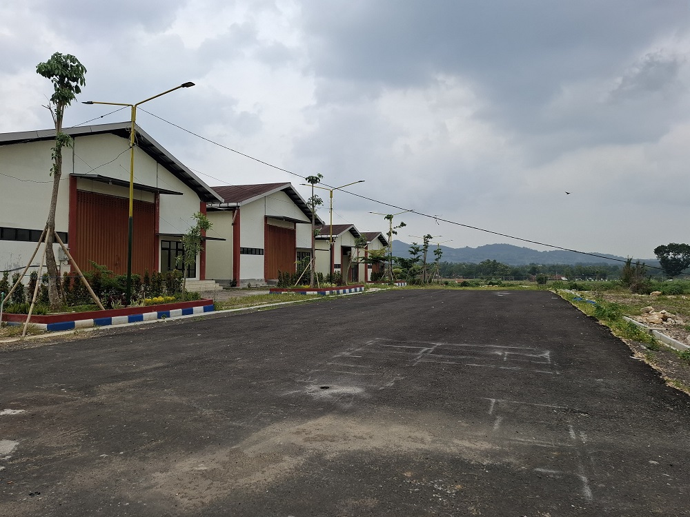 SEPI: Penampakan sejumlah gudang di APHT yang terletak di Kecamatan Guluk-Guluk, Sumenep, Sabtu (8/2).