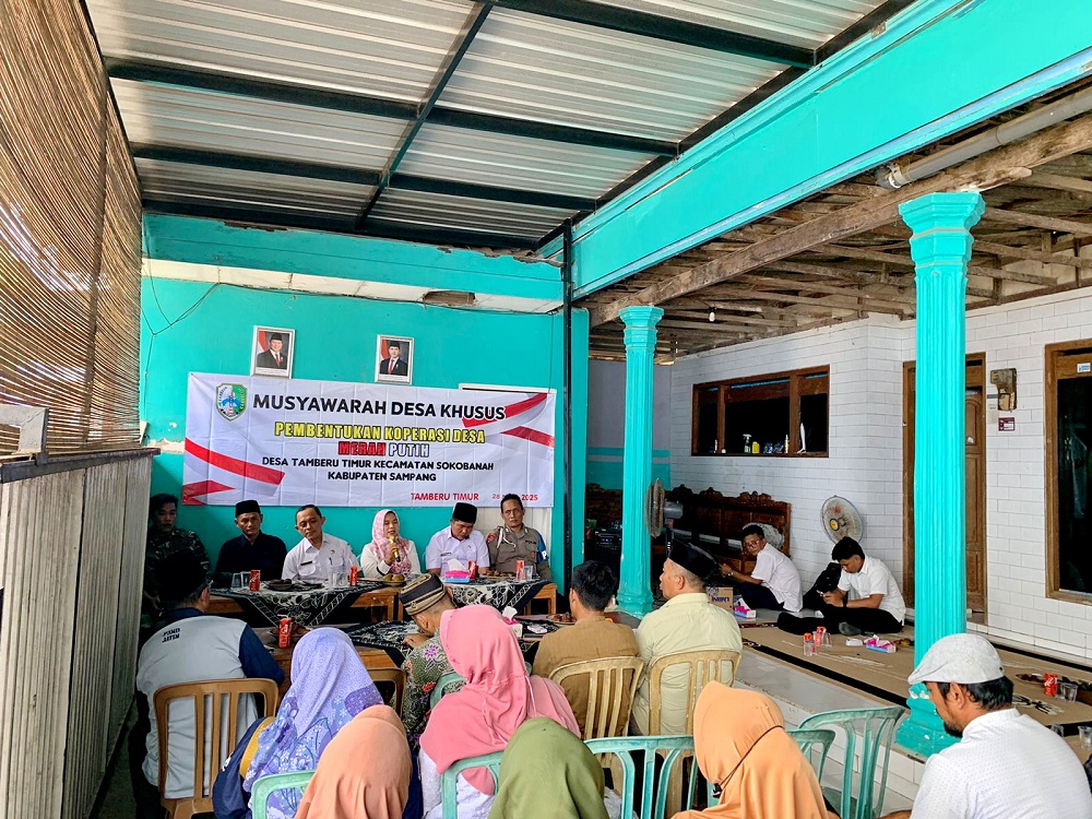 TERTIB: Suasana musyawarah desa untuk pembentukan kopdes merah putih Desa Tamberu Timur, Kecamatan Sokobanah, Rabu (28/5)