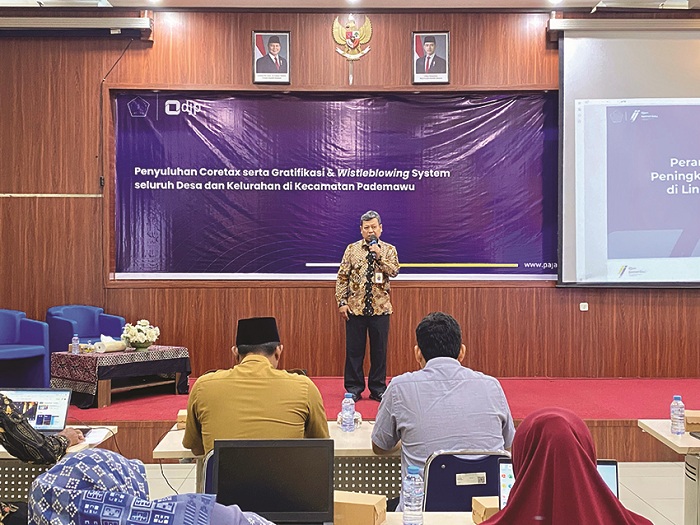 RAMAH: Kepala KPP Pratama Pamekasan Rahmat Basuki menyampaikan sambutan dalam penyuluhan coretax, gratifikasi, dan whistleblowing system Selasa (17/6). (MOH. IQBAL AFGANI/JPRM)