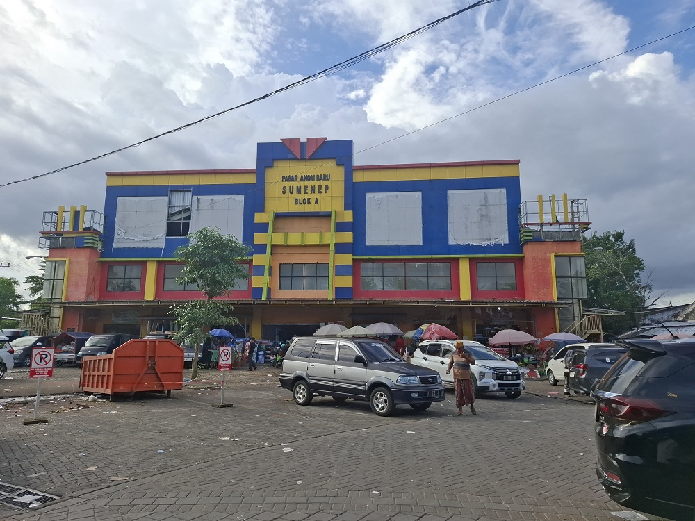 BUTUH PENANGANAN: Sejumlah warga sedang beraktivitas di Pasar Anom Baru Sumenep kemarin.