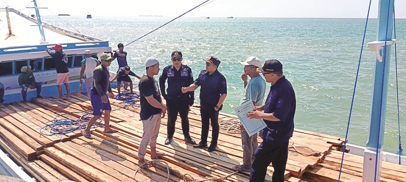BELUM DITEMUKAN: Tim KSOP berada di atas kapal nelayan saat mencari penumpang kapal yang meloncat dari KM Sabuk Nusantara 91 di perairan Raas Selasa (17/6). (WAHID HASYIM ASYARI UNTUK JPRM)