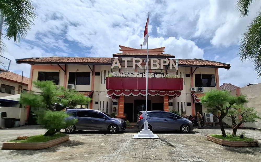 WAJIB LAPOR: Warga saat berada di depan kantor BPN di Desa Pabian, Kecamatan Kota Sumenep, Kamis (12/6).