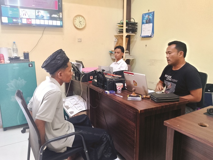 DIHUKUM: Tersangka Z diinterogasi penyidik di ruang Satreskrim Polres Sampang Rabu (18/6). (UBAIDILLAHIR RAIE/JPRM)
