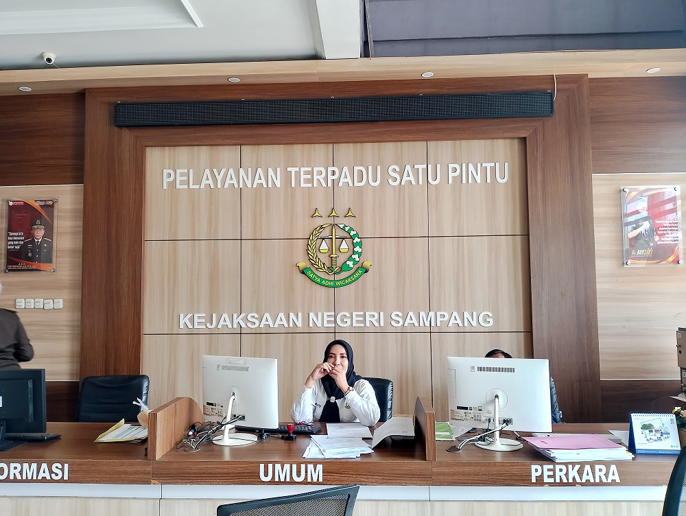ABDI NEGARA: Pegawai Kejari Sampang sedang bertugas di ruang PTSP Kejari Sampang kemarin.