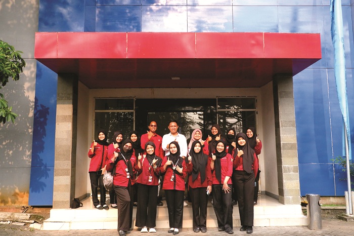 CERIA: Redaktur JPRM Jupri (baju putih) berfoto bersama LPM Suara NHM di kantor pusat JPRM Bangkalan Rabu (18/6). (VIVIN AGUSTIN HARTONO/JPRM)