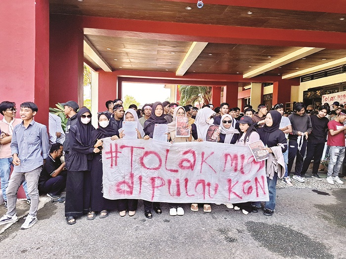 MENOLAK: Massa yang tergabung dalam Gerakan Mahasiswa Kangean (GMK) melakukan aksi demontrasi di Pemkab Sumenep Rabu (18/6). (MOH. LATIF/JPRM)