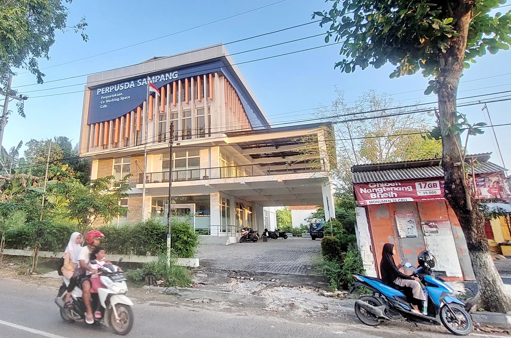 MEGAH: Warga ada di depan gedung perpustakaan daerah di Jalan Merapi, Sampang, kemarin.