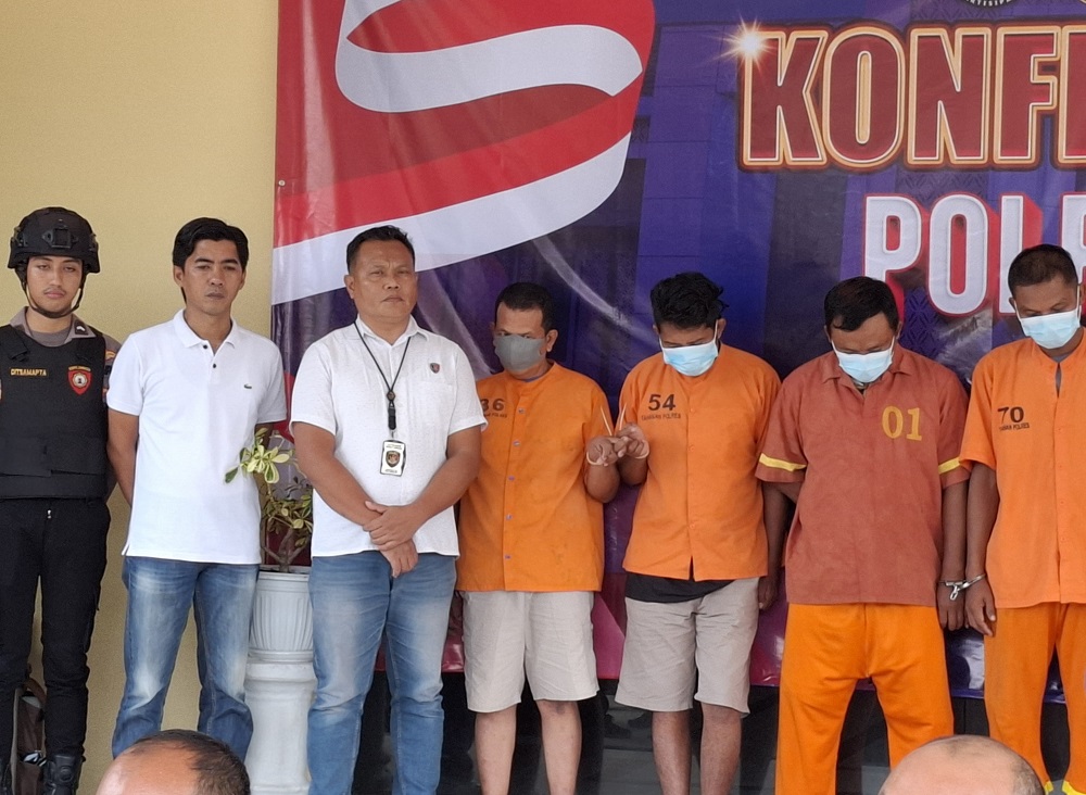 TERTUNDUK: Jufri (nomor baju 36) dan Syaiful Bahri (nomor baju 54) saat menghadiri konferensi pers di Mapolres Sumenep, Rabu (28/5).