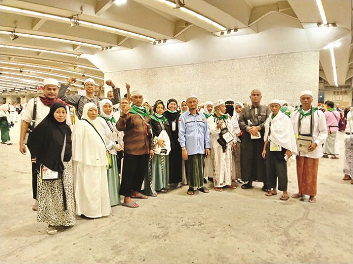KHUSYUK: Jemaah haji asal Sumenep setelah melaksanakan ibadah di Tanah Suci. (KEMENAG SUMENEP UNTUK JPRM)