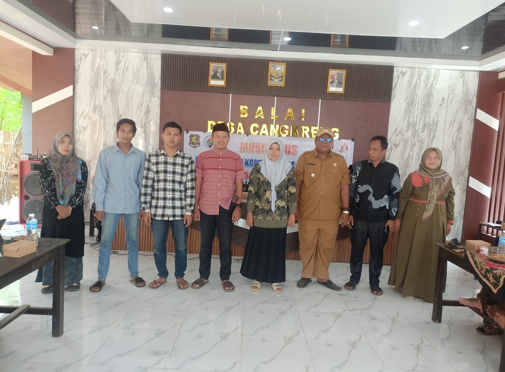 KOMPAK: Kades Cangkreng Halili, S.H. (tiga dari kanan) bersama pengurus KMP, ketua BPD, dan perwakilan kepala dusun berfoto bersama usai musdesus Mei lalu.