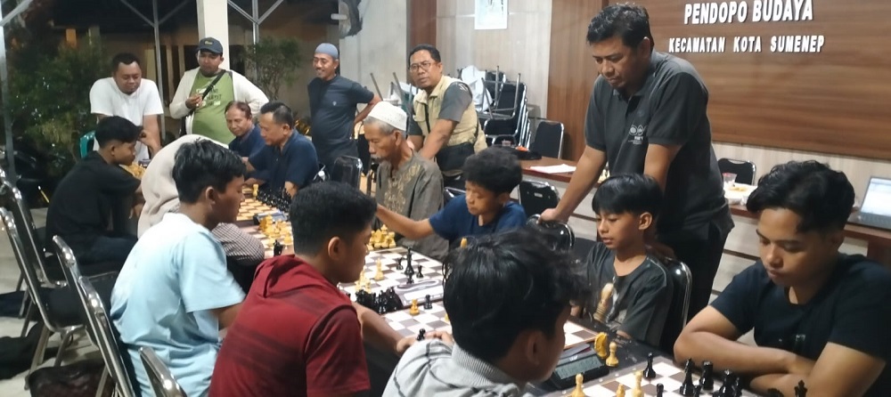 KONSENTRASI: Atlet Percasi Sumenep melakukan latihan di GOR A. Yani, Desa Pabian, Kecamatan Kota, Minggu (15/6).
