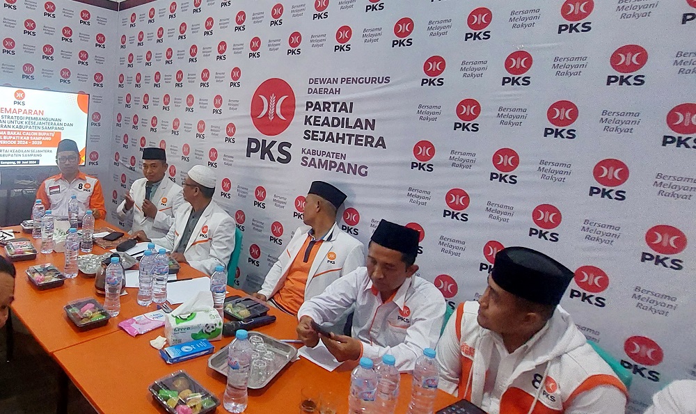 PENJARINGAN: Jajaran pengurus DPD PKS Sampang saat menerima pendaftaran bakal calon bupati di kantornya Kamis (6/6/2024