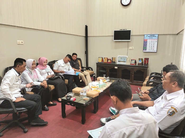 DITELITI: Tim verifikasi dana banpol sedang rapat di kantor Bakesbangpol Sampang, Rabu (4/6). (BAKESBANGPOL UNTUK JPRM)