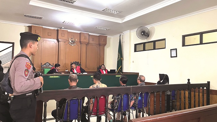 MENGGALI INFORMASI: Majelis hakim saat menyimak keterangan yang disampaikan para saksi di Pengadilan Negeri Bangkalan Kamis (19/6). (ZEINAL ABIDIN/JPRM)