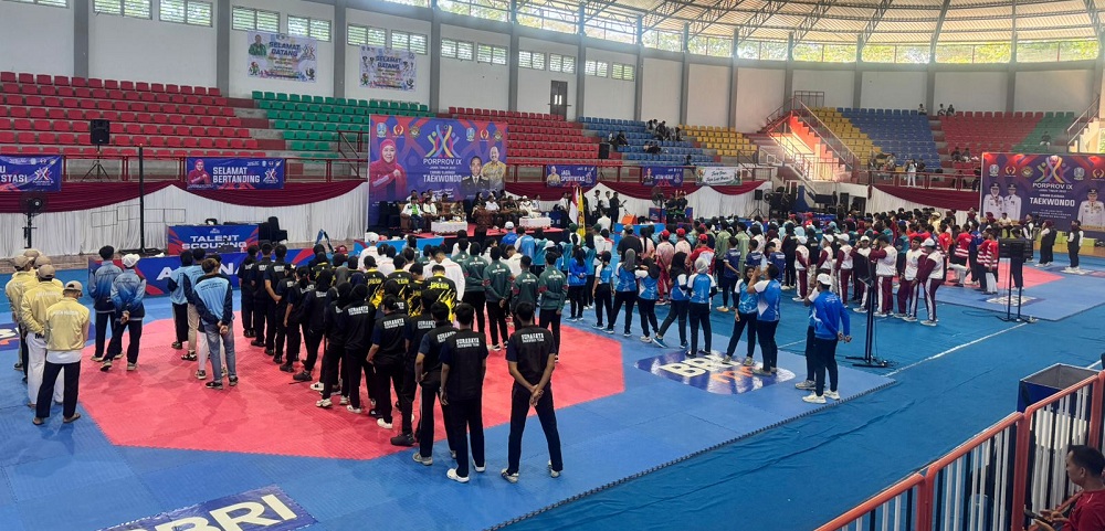 SPORTIVITAS: Atlet mengikuti upacara pembukaan Porprov IX Jatim Cabor Taekwondo di Kanjuruhan Malang kemarin.
