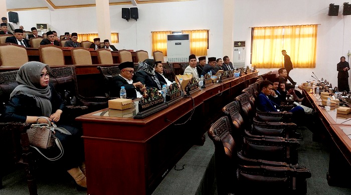 FORUM RESMI: Sejumlah anggota legislatif mengikuti salah satu agenda sidang paripurna di gedung DPRD Sampang, Senin (2/6). (JUNAIDI PONDIYANTO/JPRM)