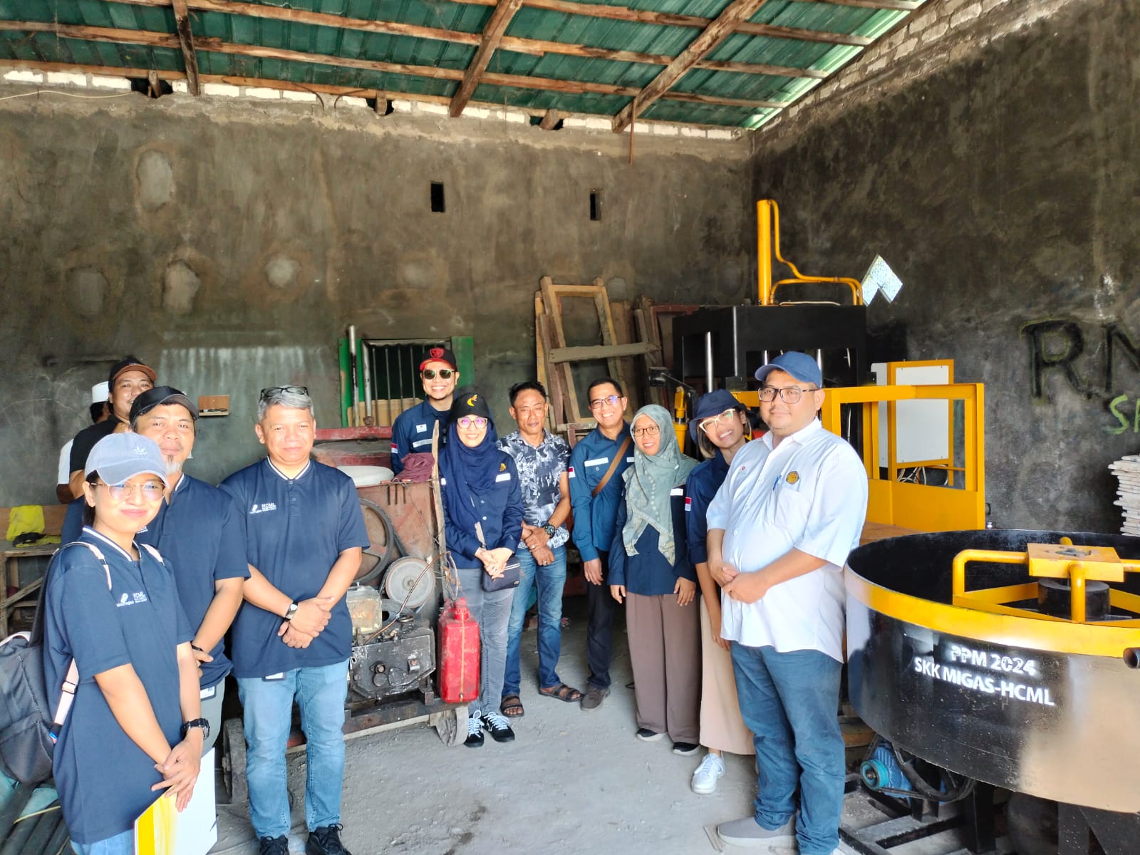 MONITORING: Tim Ditjen Migas bersama SKK Migas, perwakilan HCML dan para pendamping PPM meninjau realisasi PPM di Desa Taddan, Camplong, Sampang pada Selasa (3/6)