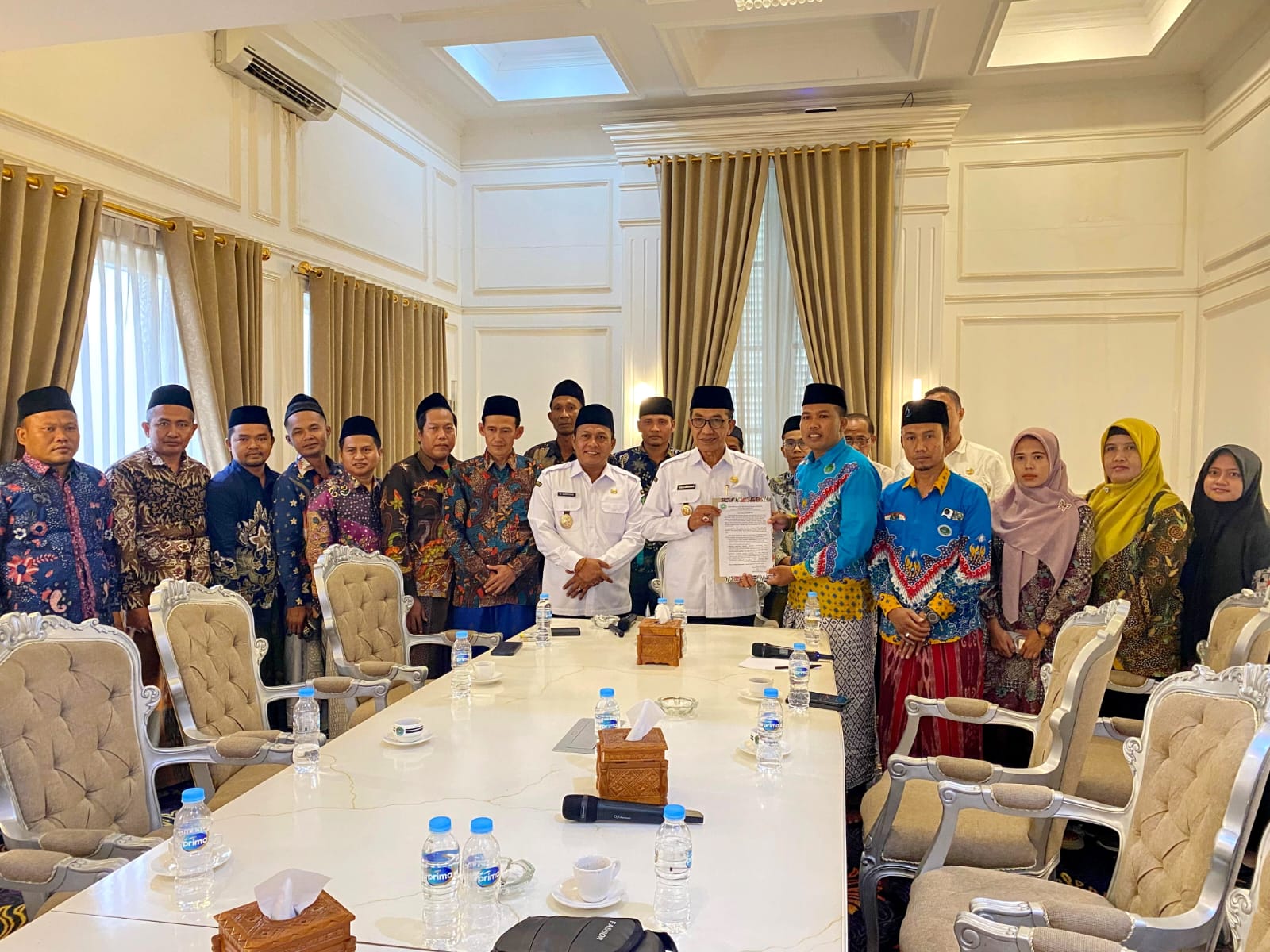 ASPIRASI: Bupati Pamekasan didampingi Wabup Sukriyanto saat menerima surat pernyataan sikap dari Ketua PGMNI Pamekasan Ahmad Suhri di ruang peringgitan dalam VIP Pendopo Ronggosukowati Rabu (18/6).