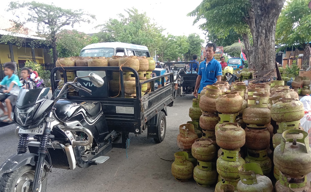 BUTUH PENGAWASAN: Warga sedang membeli elpiji di toko yang terletak di Jalan Trunojoyo, Desa Kolor, Kecamatan Kota Sumenep, kemarin.