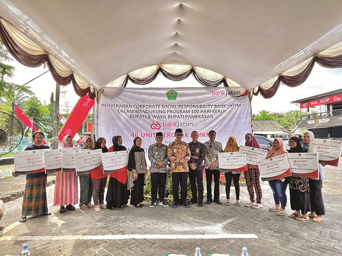 KOMPAK: Bupati Pamekasan KH Kholilurrahman didampingi Wabup Sukriyanto, pimpinan Bank Jatim, dan Sekkab Pamekasan Masrukin berfoto bersama penerima CSR Kamis (19/6). (MOH. IQBAL AFGANI/JPRM)