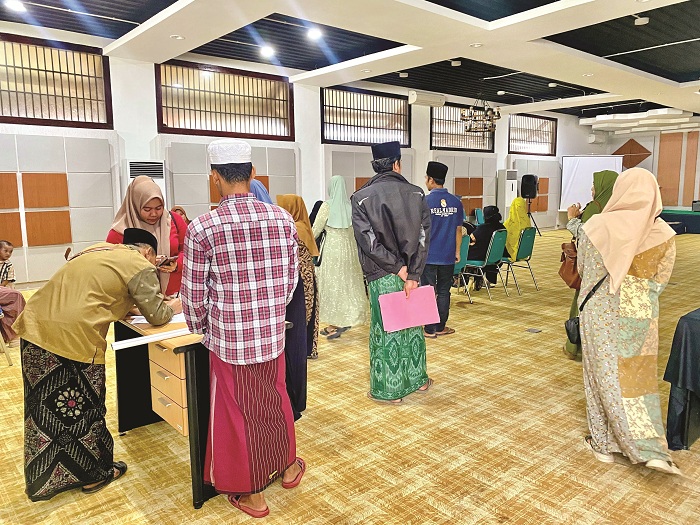 CARI KEADILAN: Sejumlah korban mendatangi kantor Pegadaian Syariah Cabang Pamekasan yang terletak di Jalan Raya Diponegoro Kamis (19/6). (MOH. IQBAL AFGANI/JPRM)