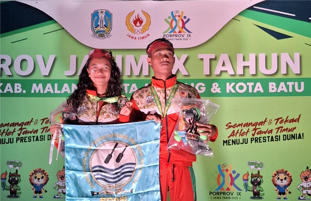PERDANA: Atlet Dayung Bangkalan Fransisca Ali Norwi (kiri) dan Dhaifullah At Tamam menunjukkan medali yang diraih di ajang porprov, Rabu (18/6).