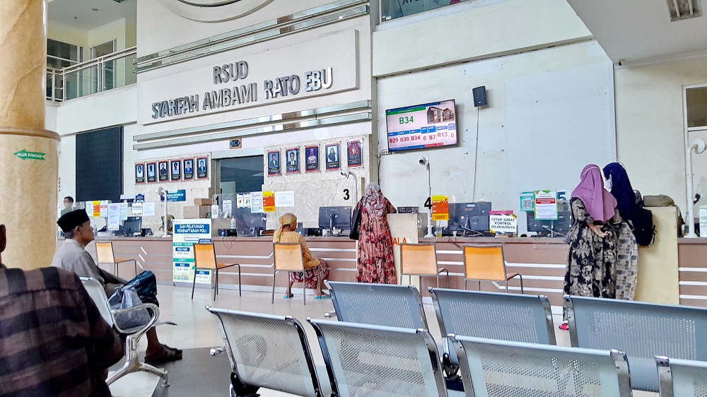 ANTRE: Masyarakat Bangkalan sedang mengakses layanan kesehatan di RSUD Syarifah Ambami Rato Ebu kemarin.