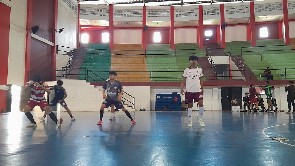 TINGKATKAN PERFORMA: Tim Futsal Bangkalan menjalani sesi latihan di GOR Saka, Kamis (30/5).