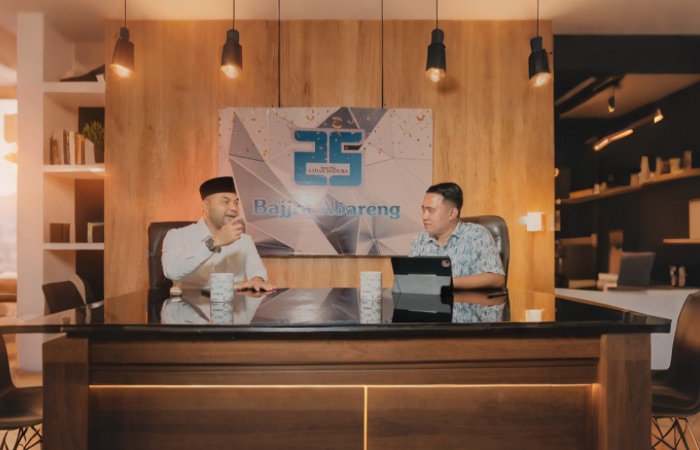 Podcast sapa legislatif youtube Radar Madura TV yang membahas Trans Jatim Bangkitkan Madura, Solusi Transportasi Publik bersama Abdul Halim, S.H., Ketua Komisi D DPRD Provinsi Jawa Timur.