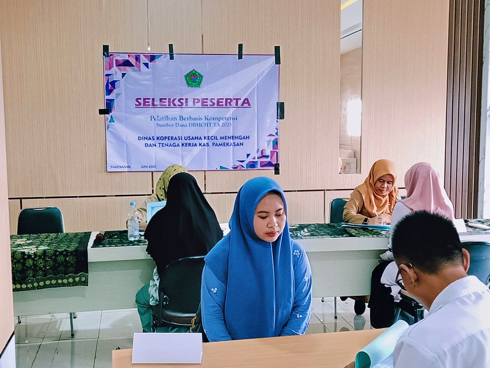 DISELEKSI: Petugas melakukan seleksi calon peserta pelatihan Senin (16/6).