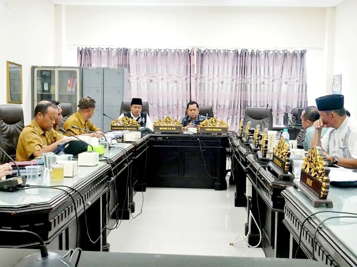 FOKUS: Pansus IV DPRD Sumenep ketika melakukan rapat di ruang komisi di kantor dewan. (DPRD UNTUK JPRM)