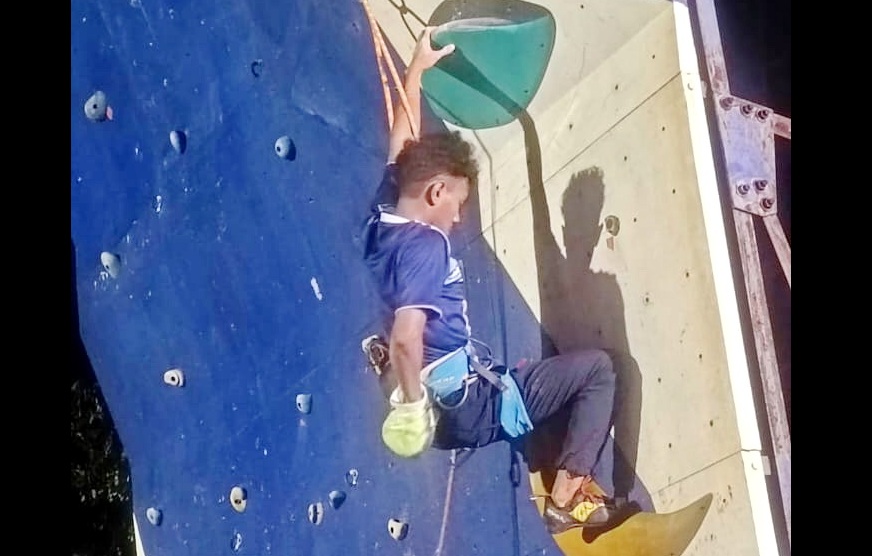 PENUH SEMANGAT: Atlet FPTI Sampang Fernando Herfiansyah saat berlatih di lapangan panjat tebing Sampang Sport Center, Minggu (8/6).