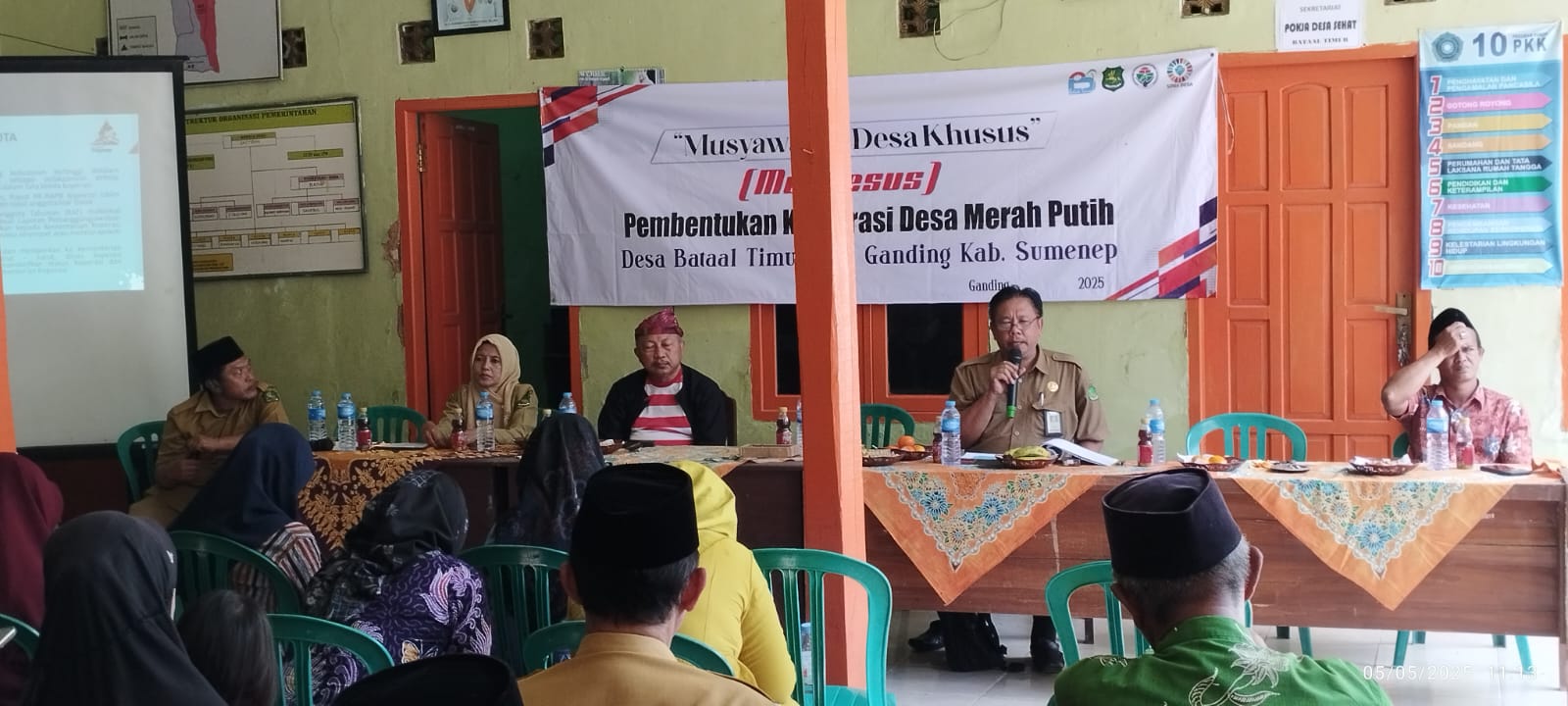 MUSDESUS: Kades Bataal Timur, Jayyidah (dua dari kiri) dan Camat Ganding Abdul Khalid S.Sos M.Si, menghadiri musyawarah pembentukan koperasi merah putih di Balai Desa Bataal Timur, mei lalu.