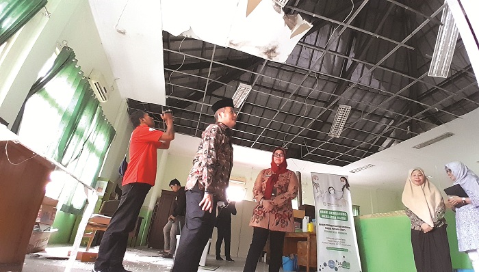 RUSAK BERAT: Wakil Bupati Bangkalan Moch. Fauzan Ja&rsquo;far meninjau ruangan bidang yankes, Jumat (20/6). (M. KHOLIL RAMLI/JPRM)