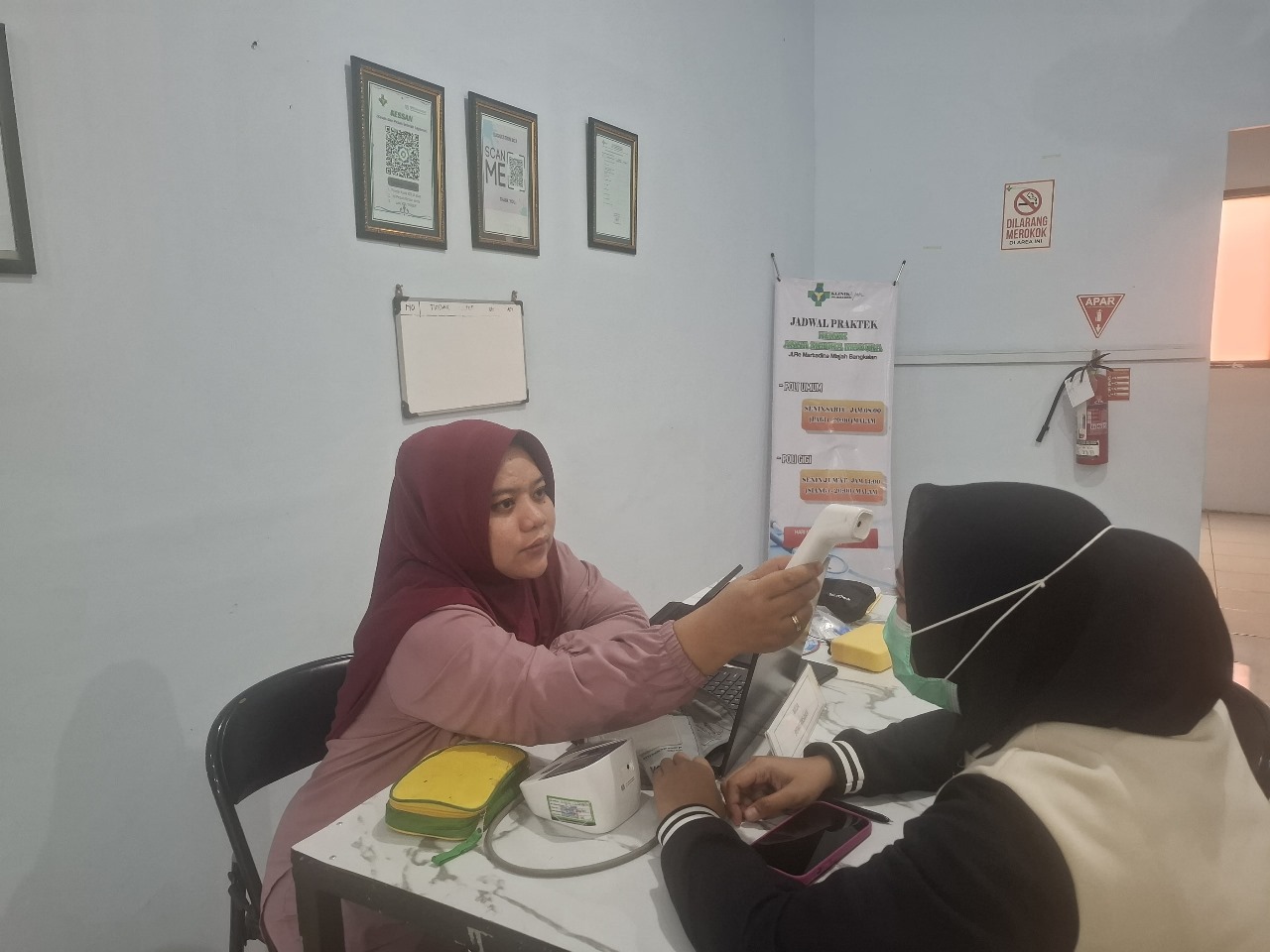 CEK: dr. Nur Laily Mardiana, dokter disalah satu klinik di Kabupaten Bangkalan sedang memeriksa pasien yang difasilitasi JKN.