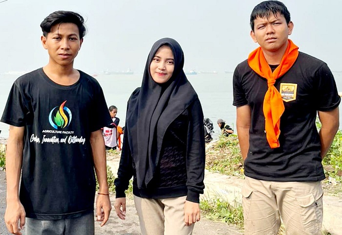 PEDULI LINGKUNGAN: Ketua Formaka Purnamasari bersama Gubernur BEM FP UTM Nuris Solihin dan Ketua Umum UKM Gubatras Sohib berfoto bersama di sela-sela acara kerja bakti, Minggu (22/6).
