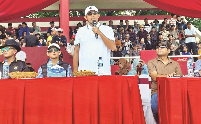 PENUH SEMANGAT: Bupati Sumenep Achmad Fauzi Wongsojudo menyampaikan sambutan dalam kegiatan karapan sapi Bupati Sumenep Cup 2025 di Lapangan Giling Minggu (22/6). (MOH. LATIF/JPRM)