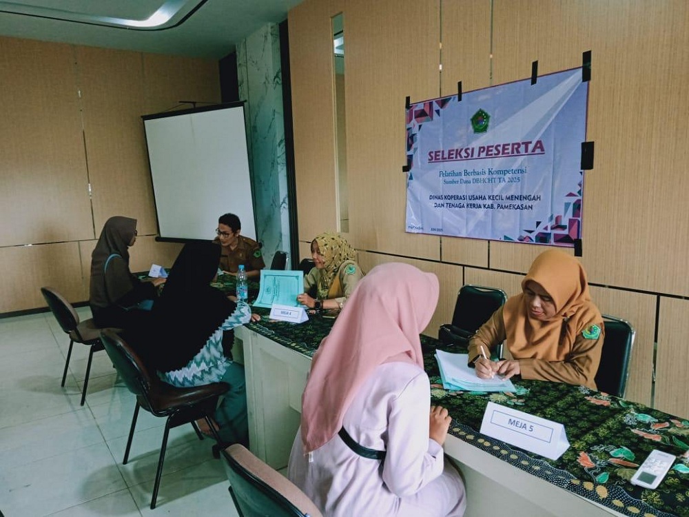SKRINING: Ika Yulia Rakhmawati saat mewawancara calon peserta pelatihan di kantor diskop UKM naker, Senin (16/6).