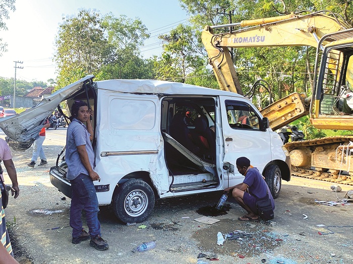 RUSAK PARAH: Kondisi salah satu mobil milik pekerja proyek Jembatan Pangeleyan rusak parah usai diseruduk truk fuso, Senin (23/6). (ROSATIN NUR/JPRM)