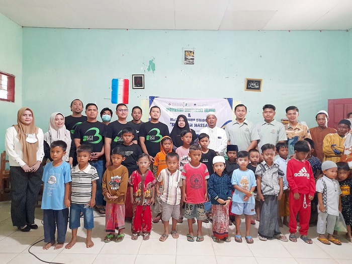 BERJEJER: Peserta sunat massal berfoto bersama pihak Klinik Pratama Barokah dan Yayasan Sunat Gratis Indonesia di Yayasan Miftahul Ulum, Ambunten, Sumenep, Sabtu (21/6). (ACH. KURNIAWAN/JPRM)
