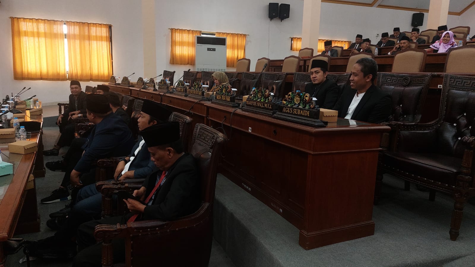 SERIUS: Anggota DPRD Sampang mengikuti sidang paripurna persetujuan perda tentang kawasan tanpa rokok, Senin (2/6).
