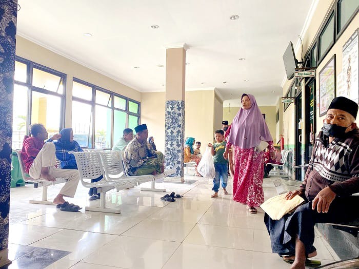 KESEHATAN: Pengunjung saat mengantre di RSUD Waru Senin (23/6). (AYU LATIFAH/JPRM)