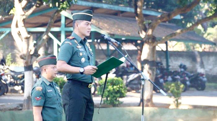 TEGAS: Dandim 0826/Pamekasan Letkol Inf Herik Prasetiawan memimpin upacara di halaman Kodim 0826/Pamekasan, Rabu (19/6/2024). (KODIM 0826/PAMEKASAN)
