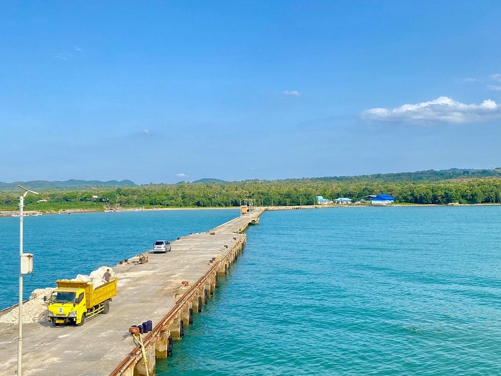 TERIK: Kendaraan melintas di Pelabuhan Pasean, Pamekasan, kemarin (22/6).