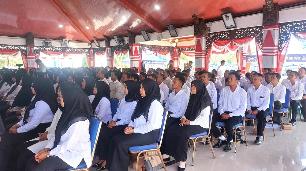 PELAYAN MASYARAKAT: PPPK menerima SK pengangkatan di Pendopo Trunojoyo Sampang, Rabu (30/4).