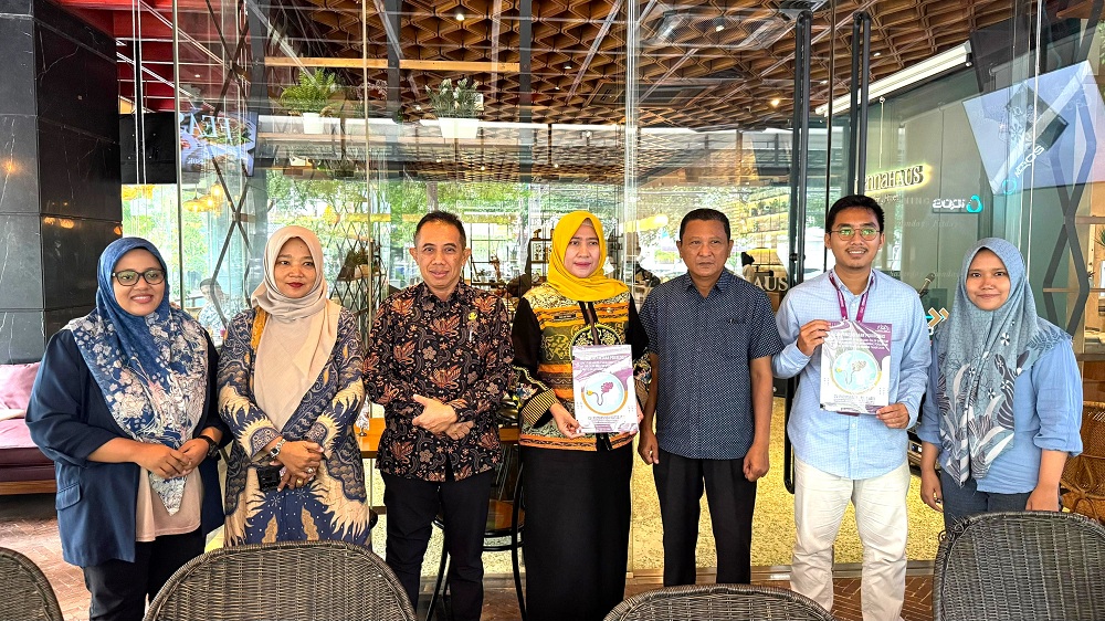 HASIL UJIAN: Jajaran pansel menunjukkan hasil UKK usai menerima penyerahan dari tim penguji di Surabaya Jumat (20/6)