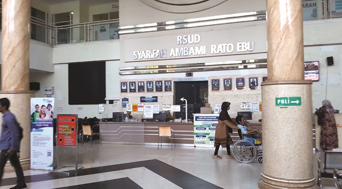 LAYANAN KESEHATAN: Warga mengakses layanan kesehatan di RSUD Syarifah Ambami Rato Ebu, Senin (23/6). (M. KHOLIL RAMLI/JPRM)