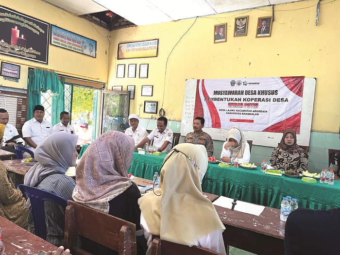 FORUM TERBUKA: Forkopimcam Arosbaya beserta perwakilan DPMD dan Diskop Umdag Bangkalan membentuk Kopdes Merah Putih di Desa Lanjing, Kecamatan Arosbaya, Rabu (14/5). (ZEINAL ABIDIN/JPRM)