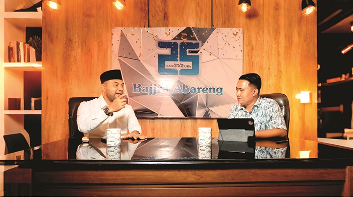 BERWAWASAN LUAS: Ketua Komisi D DPRD Jatim Abdul Halim berdialog dengan Redaktur JPRM Jupri dalam program Sapa Legislatif di studio Radar Madura TV, Sabtu (31/5). (ABDUL BASRI/JPRM)