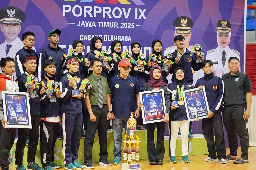 BERPRESTASI: Pelatih dan atlet Taekwondo Indonesia (TI) Pamekasan berfoto bersama di GOR Kanjuruhan, Malang, Jumat (20/6).